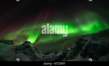Aurora boreale, le luci del nord oltre tromsoe in Norvegia settentrionale. verde luce forte e un fantastico spettacolo durante la notte. Foto Stock