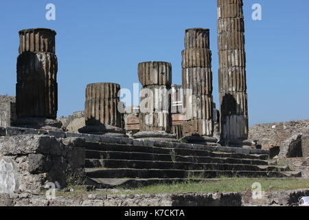 Pompei, Italia, 9 Agosto 2014: Vista del tempio di Giove con il Vesuvio in lontananza dal forum della famosa e antica città di Po Foto Stock