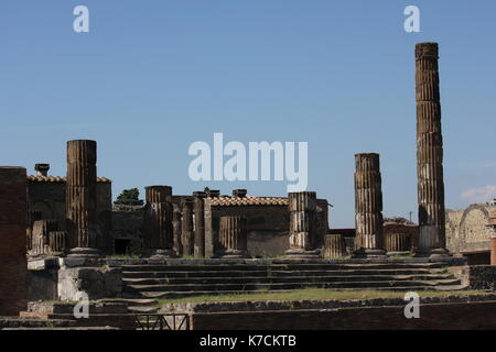 Pompei, Italia, 9 Agosto 2014: Vista del tempio di Giove con il Vesuvio in lontananza dal forum della famosa e antica città di Po Foto Stock