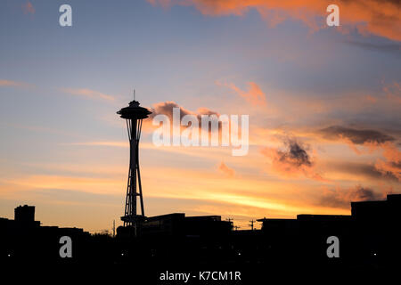 Seattle - dec. 4, 2016: lo Space Needle in silhouette contro una vivida Cielo di tramonto. spazio copia Foto Stock