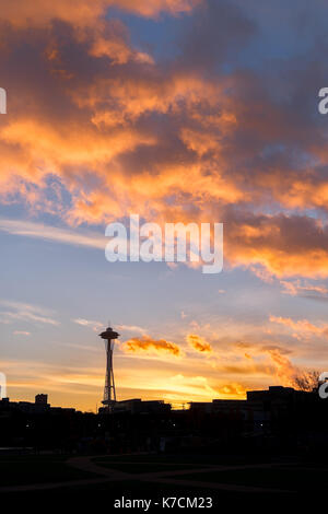 Seattle, WA - dec. 4, 2016: lo Space Needle in silhouette contro una vivida Cielo di tramonto. verticale con spazio di copia Foto Stock