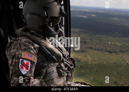 Un esercito di Nebraska Guardia Nazionale UH-72 Lakota elicottero equipaggio Foto Stock