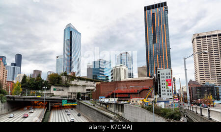 Seattle-nov. 26, 2014: una vista del centro cittadino di Seattle ad alta aumenta con i-5 freeway in primo piano. il Washington State Convention Center è l'immagine Foto Stock