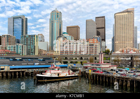 Seattle Waterfront e sullo skyline. fire barca in primo piano. vista dall'acqua. Foto Stock
