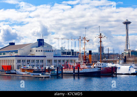 Seattle museo di storia e industria esterno. lo Space Needle in background. visto dal lago di unione. Foto Stock