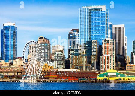 Lo skyline di Seattle e waterfront. ruota panoramica Ferris in primo piano immagine colorata vista dall'acqua. Foto Stock