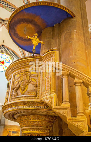 Il pulpito nella chiesa di santa maria novella a Firenze Italia Foto Stock