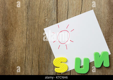 L alfabeto della sun giaceva sul vecchio brown il pavimento di legno di sfondo e di avere copia dello spazio per il vostro lavoro di design. Foto Stock