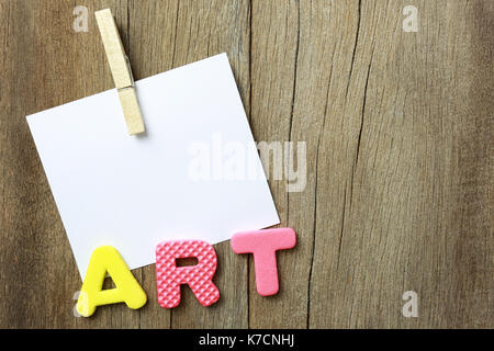 L'alfabeto di arte giaceva sul vecchio brown il pavimento di legno di sfondo e hanno spazio copia nota della carta per il lavoro di progettazione. Foto Stock