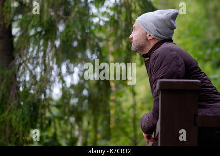 Bella coppia uomo sorridente in un caldo cappello e giacca cercando riposo Foto Stock