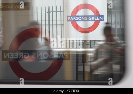 Un treno della District line passa attraverso parsons green station a ovest di Londra che ha riaperto dopo una bomba è stata fatta esplodere in una metropolitana, ferendo 29 persone. Foto Stock