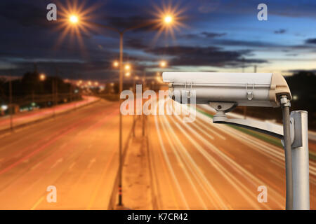 Telecamera TVCC su autostrada strade in twilight sfondo cielo,sicurezza e concetti di ispezione. Foto Stock