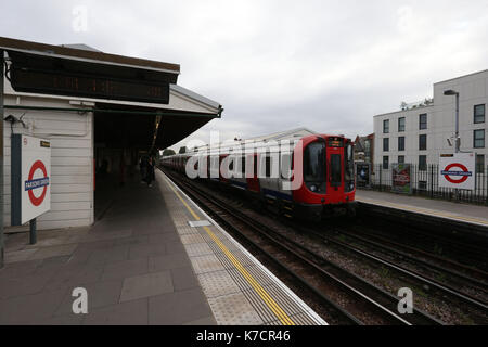 Un treno della District line passa attraverso parsons green station a ovest di Londra che ha riaperto dopo una bomba è stata fatta esplodere in una metropolitana, ferendo 29 persone. Foto Stock