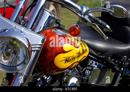 Una Harley Davidson Moto trinciatore con una fiamma design airbrushed paint job sul serbatoio del carburante. Il motociclismo choppers e personalizzata in bici. Harley. Foto Stock