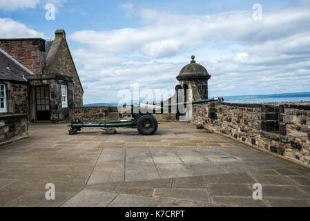 Una pistola o'Clock nel Mill's Mount Battery al Castello di Edimburgo, Scozia Foto Stock