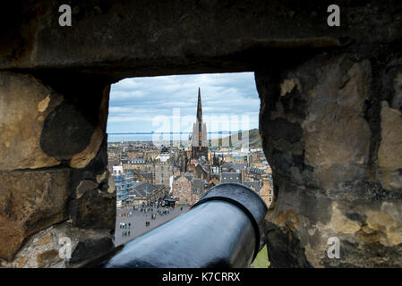 Una vista attraverso la fessura cannone in Half Moon Battery, Castello di Edimburgo, Scozia Foto Stock