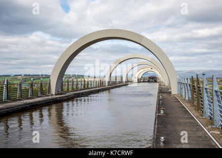 Un ferry boat approching canal dopo che è stato sollevato in Falkirk Wheel, SCOZIA Foto Stock