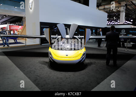 Aeromobil presenta il suo velivolo leggibili a 67. iaa. 67. internationale automobil-ausstellung (IAA) aperto a Francoforte per visitatori professionali. è con oltre 1000 espositori uno del motore più grande mostra in tutto il mondo. La mostra sarà aperta per il pubblico in generale il 16 settembre. (Foto di Michael debets/Pacific stampa) Foto Stock