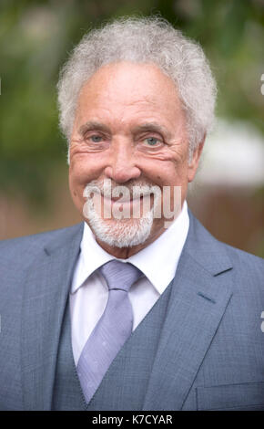 La Foto Deve Essere Accreditata ©Alpha Press 080004 06/07/2016 Sir Tom Jones Partecipa Al Serpentine Summer Party 2016 Presso La Serpentine Gallery Kensington Gardens Di Londra Foto Stock