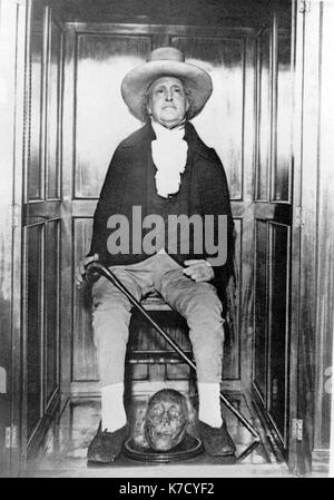 La foto Deve Essere Accreditata ©Alpha Press 050000 (inizio 1900) Jeremy Bentham auto-icon e testa in mostra al University College London (UCL). L'auto-icona di Jeremy Bentham ha avuto una storia interessante dalla sua creazione nel 1832/33. Si è spostato intorno a Londra, e ha visitato un altro paese (due volte). Contrariamente alla credenza popolare Bentham non ha mai chiesto che i suoi resti siano esposti a UCL, sono venuti solo qui nel 1850. Si ritiene che Jeremy Bentham originariamente intendeva la sua vera testa per essere conservato e posto in cima alla auto-icona, e in realtà la testa mummificato mostra la prova di essere stato Foto Stock