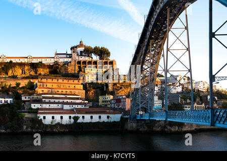 Il Ponte Luis costruito in ghisa dal signor Eiffel, conduce pedoni, automobili e la metropolitana da Porto a Gaia sul fiume Douro in Portogallo Foto Stock