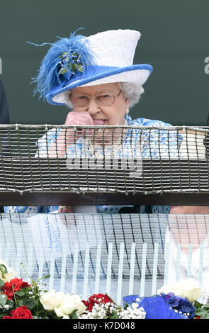 La Foto Deve Essere Accreditata ©Alpha Press 079965 06/04/2016 Queen Elizabeth Ii Al Derby Day Durante Il Investec Derby Festival 2016 All'Ippodromo Di Epsom Downs A Epsom, Surrey. Foto Stock