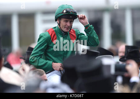 La Foto Deve Essere Accreditata ©Alpha Press 079965 06/04/2016 Pat Smullen Vince A Cavallo Harzand Al Derby Day Durante Il Investec Derby Festival 2016 All'Ippodromo Di Epsom Downs A Epsom, Surrey. Foto Stock