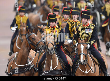 La foto Deve Essere Accreditata ©Alpha Press 079965 06/11/2016 Atmosfera a Londra per Trooping the Color 2016 durante le celebrazioni per il 90th compleanno della Regina. Foto Stock