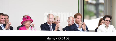 La Foto Deve Essere Accreditata ©Alpha Press 079965 12/06/2016 Peter Phillips Queen Elizabeth Ii Prince William Duke Of Cambridge Prince Harry Zara Phillips Mike Tindall Princess Anne The Patrons Lunch 2016 Durante Le Celebrazioni Per Il Queens 90th Birthday The Mall London Foto Stock