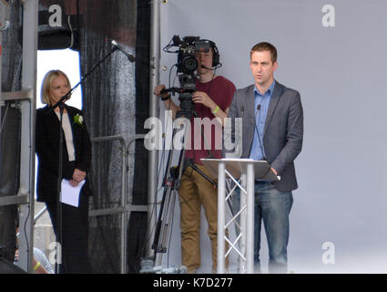 La foto Deve Essere Accreditata ©Alpha Press 066465 22/06/2016 Brendan Cox, marito di Jo Cox, ha tenuto un discorso durante un evento commemorativo per il deputato assassinato del lavoro Jo Cox presso la piazza Has Hinterer di Londra con Mariella Frostrup. Su quello che sarebbe stato il suo 42nd compleanno, il MP laburista Jo Cox è ricordato in tutto il mondo in una serie di eventi moreincommon oggi. Il Labor MP per Batley e Spen è stato girato e pugnalato in strada il 16 giugno e poi è morto. Un fondo creato a suo nome ha aumentato oltre £1,23 milioni di GBP fino ad oggi. Foto Stock