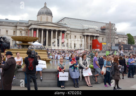 La foto Deve Essere Accreditata ©Alpha Press 066465 22/06/2016 Memorial event for assassinato Labor MP Jo Cox at elategger Square in London. Su quello che sarebbe stato il suo 42nd compleanno, il MP laburista Jo Cox è ricordato in tutto il mondo in una serie di eventi moreincommon oggi. Il Labor MP per Batley e Spen è stato girato e pugnalato in strada il 16 giugno e poi è morto. Un fondo creato a suo nome ha aumentato oltre £1,23 milioni di GBP fino ad oggi. Foto Stock