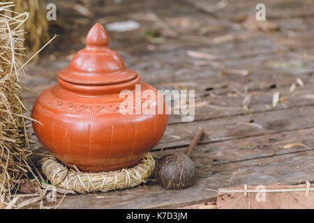 Thai antico pentola di creta terra ware per ospiti o visitatori acqua potabile Foto Stock