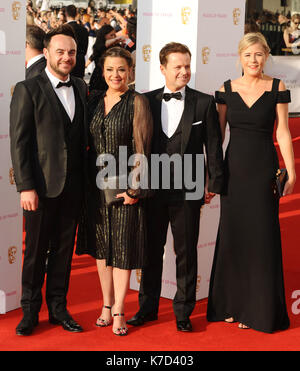 La foto Deve Essere Accreditata ©a Kate Green/Alpha Press 079965 05/08/2016 Anthony Ant McPartlin e la moglie Lisa Armstrong con Dec Declan Donnelly e la moglie Ali Astall presso la House of Fraser British Academy Television Bafta Awards Arrivi 2016 che si tengono al Royal Festival Hall di Londra Foto Stock