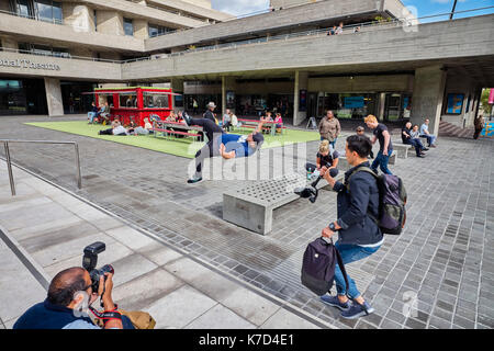 Fotografi e acrobati al Southbank di Londra Foto Stock