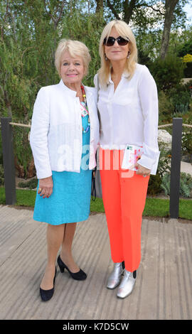 La foto Deve Essere Accreditata ©Alpha Press 079965 23/05/2016 Judith Chalmers e Gaby Roslin al RHS Chelsea Flower Show 2016 tenutosi al Royal Hospital di Chelsea, Londra. Foto Stock