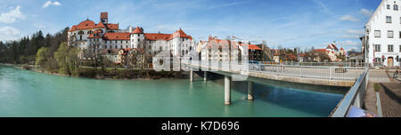 Füssen, Germania-10 aprile 2016: Panorama sulla chiesa parrocchiale di San Mango, Museo della città, Municipio e monastero benedettino di San Mangder Foto Stock