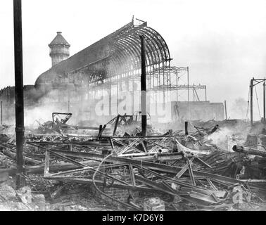 La Foto Deve Essere Accreditata ©Alpha Press 050000 01/12/1936 The Crystal Palace On Fire At Sydenham In South London. Foto Stock