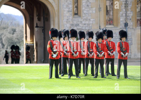 La Foto Deve Essere Accreditata ©Kate Green/Alpha Press 079965 13/04/2016 Atmosphere Investitures Windsor Castle Berkshire Foto Stock