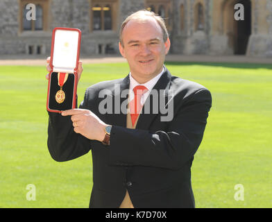 La Foto Deve Essere Accreditata ©Su Kate Green/Alpha Press 079965 13/04/2016 Edward Davey Investitures Windsor Castle Berkshire Foto Stock