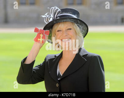 La Foto Deve Essere Accreditata ©Su Kate Green/Alpha Press 079965 13/04/2016 Sue Barker Investitures Windsor Castle Berkshire Foto Stock