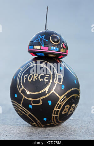 La Foto Deve Essere Accreditata ©Alpha Press 065630 18/04/2016 Celebrity Designed Bb-8s Line Up For London Charity Exhibition. Una congregazione di droidi modello ispirati da BB-8 di Star Wars: Il risveglio della forza e progettati da stelle del film e celebrità britanniche, Scendi a Londra prima di una mostra che aprirà domani in coincidenza con il rilascio di Blu-ray e DVD del film.Ê I modelli in miniatura BB-8 sono stati progettati da celebrità tra cui Mark Hamill, John Boyega, Daisy Ridley, Anthony Daniels, Warwick Davis, Simon Pegg, Jonathan Ross, Anni e Anni, Alex Brooker e Paddy McGuinness e. Foto Stock