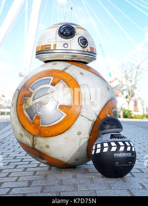 La Foto Deve Essere Accreditata ©Alpha Press 065630 18/04/2016 Celebrity Designed Bb-8s Line Up For London Charity Exhibition. Una congregazione di droidi modello ispirati da BB-8 di Star Wars: Il risveglio della forza e progettati da stelle del film e celebrità britanniche, Scendi a Londra prima di una mostra che aprirà domani in coincidenza con il rilascio di Blu-ray e DVD del film.Ê I modelli in miniatura BB-8 sono stati progettati da celebrità tra cui Mark Hamill, John Boyega, Daisy Ridley, Anthony Daniels, Warwick Davis, Simon Pegg, Jonathan Ross, Anni e Anni, Alex Brooker e Paddy McGuinness e. Foto Stock