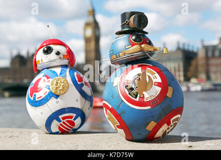 La Foto Deve Essere Accreditata ©Alpha Press 065630 18/04/2016 Celebrity Designed Bb-8s Line Up For London Charity Exhibition. Una congregazione di droidi modello ispirati da BB-8 di Star Wars: Il risveglio della forza e progettati da stelle del film e celebrità britanniche, Scendi a Londra prima di una mostra che aprirà domani in coincidenza con il rilascio di Blu-ray e DVD del film.Ê I modelli in miniatura BB-8 sono stati progettati da celebrità tra cui Mark Hamill, John Boyega, Daisy Ridley, Anthony Daniels, Warwick Davis, Simon Pegg, Jonathan Ross, Anni e Anni, Alex Brooker e Paddy McGuinness e. Foto Stock