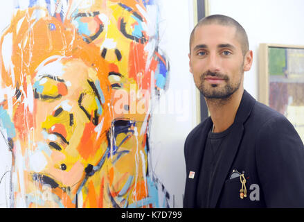 La Foto Deve Essere Accreditata ©Kate Green/Alpha Press 079965 21/04/2016 Hugo Taylor Apre La 21st Chelsea Art Fair Presso Il Chelsea Old Town Hall, King'S Road, Londra Foto Stock