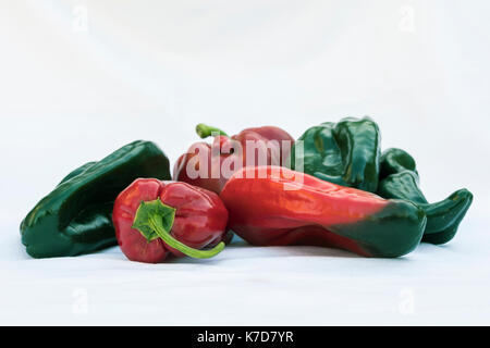 Pila di peperoni assortiti Foto Stock