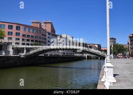 Colori luminosi e edifici storici lungo il fiume Nervion, Bilbao, Spagna Foto Stock