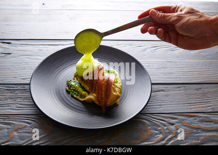 Acciughe cantabrico con indivia e vinaigrette a base di schiuma di aria Foto Stock