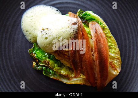 Acciughe cantabrico con indivia e vinaigrette a base di schiuma di aria Foto Stock