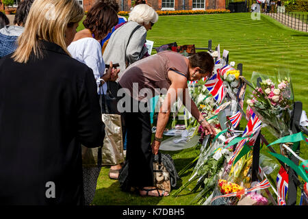 I sostenitori del tardo princess diana raccogliere fuori Kensington palace a fiori di laici in occasione del ventesimo anniversario della sua morte, Kensington Palace di Londra, Foto Stock