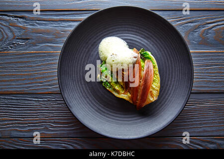 Acciughe cantabrico con indivia e vinaigrette a base di schiuma di aria Foto Stock